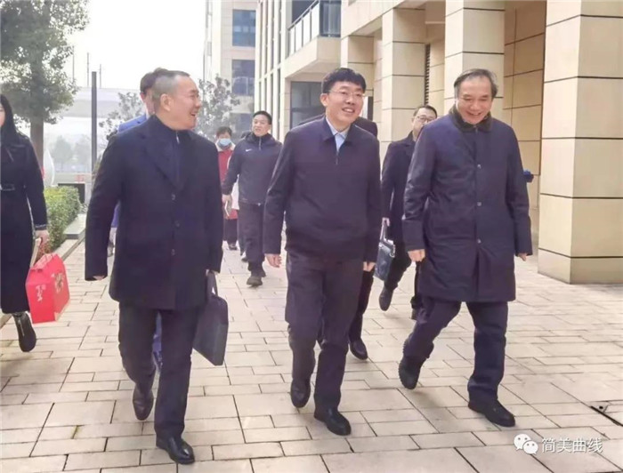 熱烈歡迎渝北區(qū)區(qū)委常委、政法委書記唐密一行蒞臨公司調(diào)研、考察。