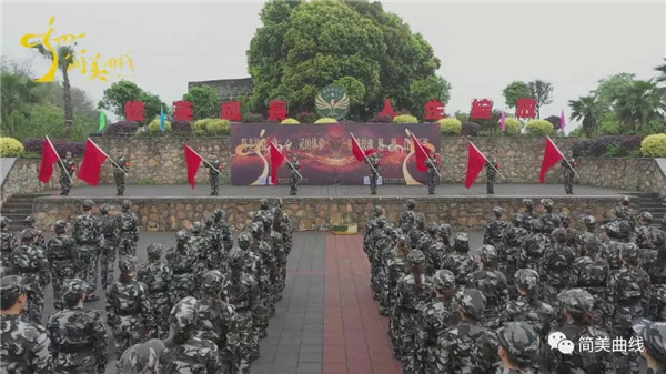 軍訓(xùn)第二天，重走長(zhǎng)征路，繼承光榮的革命傳統(tǒng)！