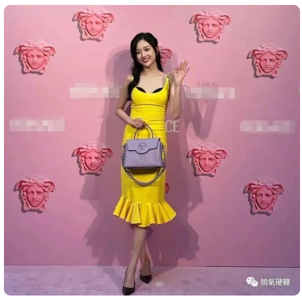 出席辱華品牌活動，內(nèi)衣外穿被嘲土，路人緣沒了？