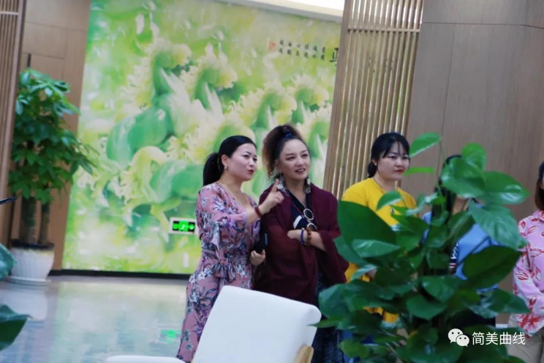 2021重慶時尚周閉幕式藝術總監(jiān)張義超女士和時尚周組委會來訪