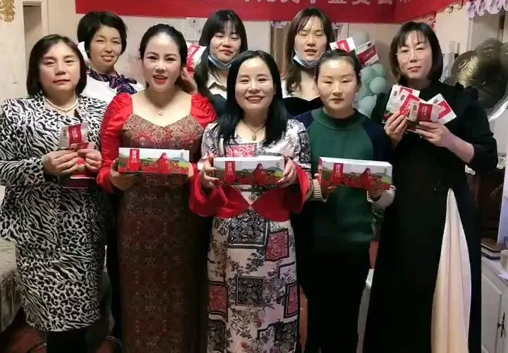 祝簡美曲線女神們及全世界女神們節(jié)日快樂、青春永駐、自信自強、身體健康、家庭幸福！