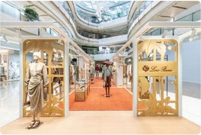 Loro Piana 2024春夏度假系列限時(shí)體驗(yàn)店于上海國(guó)金中心商場(chǎng)驚喜揭幕